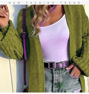 Vue détaillée du cardigan vert en tricot à manches lanternes avec motif texturé riche