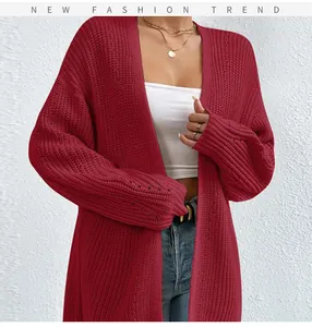 Vista dettagliata del cardigan in maglia bordeaux di media lunghezza con trama a coste