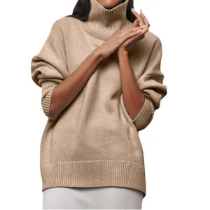 Gemütlicher oversized beige Rollkragenstrickpullover für Damen im schicken Stil