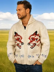 Detail einer grob gestrickten Herrenjacke mit Fuchs-Jacquard und Reißverschluss