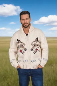 Ein männliches Model zeigt einen cremefarbenen Grobstrick-Cardigan mit Fuchs-Jacquard
