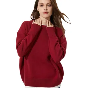 Elegante maglione bordeaux girocollo in maglia da donna, perfetto per un look casual autunnale.