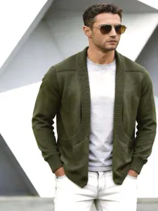 Nahaufnahme der olivgrünen Herren-Strickjacke mit Schalkragen und strukturierten Schultern.