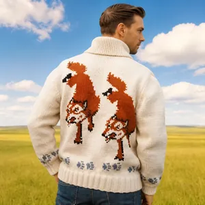 Nahaufnahme eines Herren-Strickcardigans in Weiß mit Fuchs-Jacquard am Rücken