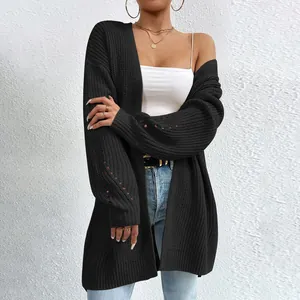 Cardigan in maglia nera media lunghezza casual da donna in un outfit alla moda.