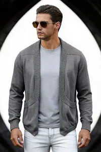 Detailansicht eines grauen Herren-Cardigans mit Schalkragen und feinem Strickmuster.