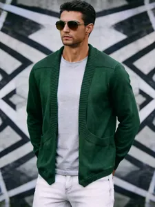 Stilvolle dunkelgrüne Herren-Strickjacke mit Schalkragen für lässige Herbstmode im Alltag