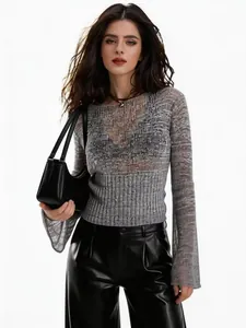 Vista dettagliata del maglione a maglia grigio trasparente a maniche lunghe per donna