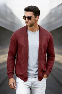 Männliches Model in einer burgunderroten Strickjacke mit Schalkragen in der Stadt