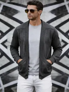 Detailansicht der Herren-Strickjacke mit Schalkragen in dunkelgrauem Strickgewebe
