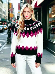 Maglione a collo alto Fair Isle da donna con motivi a rombi magenta e nero.