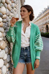 Cardigan in maglia traforata verde con strisce bianche per un look casual chic