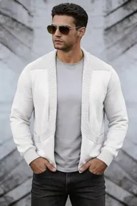 Detailansicht eines modischen cremeweißen Strick-Cardigans mit Schalkragen für Herren