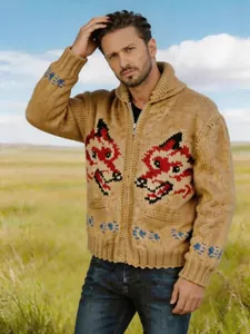 Herren Strickjacke in Camel mit markantem Fuchs-Jacquardmuster und Reißverschluss.