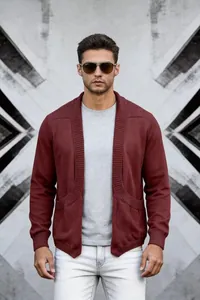 Detailansicht eines stylischen weinroten Herren-Strick-Cardigans mit Schalkragen
