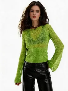 Primo piano del maglione in maglia traforata verde lime con rete testurizzata