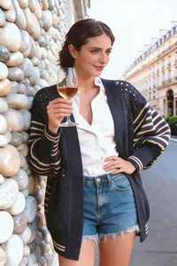 Dettaglio del cardigan a maglia traforata blu scuro con strisce beige sulle maniche