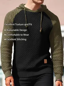 Primer plano de sudadera con capucha para hombre en punto gofrado y bloques de color
