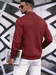 Elegante Rückansicht eines weinroten Herren-Strickcardigans mit klassischem Schalkragen