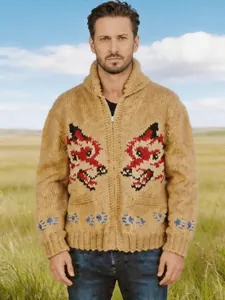 Detail eines grob gestrickten Herren-Cardigans mit Fuchs-Jacquard und Reißverschluss