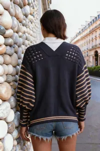 Vista posteriore di un cardigan in maglia traforata con maniche a righe e vestibilità comoda