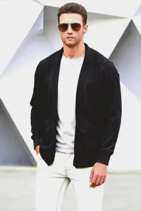 Hochwertige Herren Strickjacke in Schwarz mit Schalkragen an einem Fotomodell