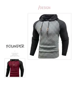 Primer plano de sudadera con capucha patchwork para hombre con textura de gofre
