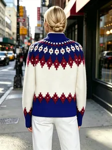 Vista posteriore di un maglione in maglia jacquard Fair Isle premium, vestibilità comoda.
