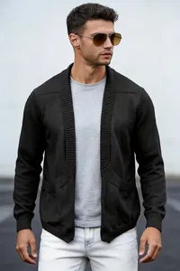 Detailansicht eines schwarzen Herren-Cardigans mit klassischem Schalkragen-Design.