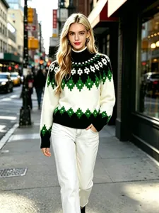 Dettaglio del maglione in maglia jacquard Fair Isle da donna con motivi verdi.