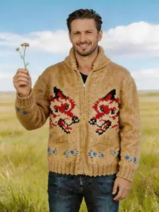 Detailansicht einer Herren-Strickjacke mit einem auffälligen Fuchs-Jacquard-Muster