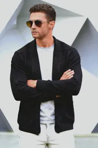 Detailansicht der schwarzen Herren-Strickjacke mit Schalkragen und gerippten Details