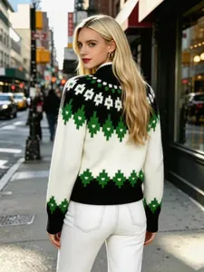 Vista dettagliata di un maglione da donna in maglia Fair Isle con motivo a rombi verdi.