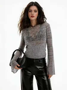 Vista dettagliata di un maglione in maglia grigio trasparente per la moda primaverile.