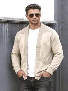 Detailaufnahme einer Herren-Strickjacke mit Schalkragen in Beige, feine Strickstruktur.