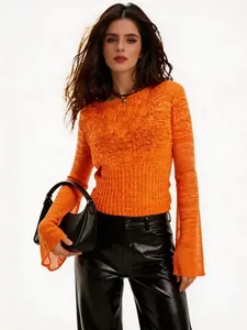 Vista dettagliata di un maglione da donna in maglia trasparente arancione con vestibilità