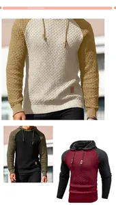 Detalle de sudadera con capucha ajustada para hombre con tejido de punto gofrado bicolor.