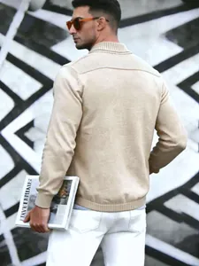 Rückansicht eines beigen Herren-Strick-Cardigans mit modischem Schalkragen im Casual-Look.