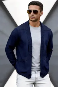 Herren Strickjacke mit Schalkragen in Marineblau mit Taschendetails für Herbst.