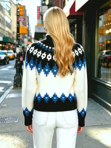 Vista posteriore di una donna che indossa un maglione in maglia jacquard Fair Isle in città.