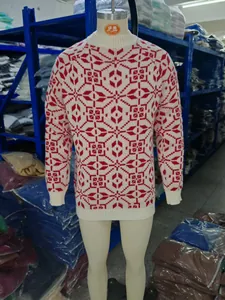 Vue détaillée d'un pull en maille jacquard géométrique rouge et blanc sur un mannequin blanc