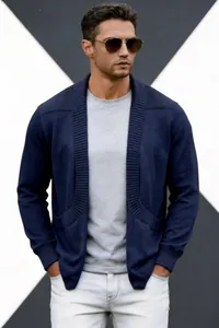 Detailansicht des lässigen Herren-Cardigans mit Schalkragen in Marineblau für den Frühling