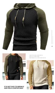 Primer plano de sudadera con capucha de punto gofrado y diseño de bloques de color