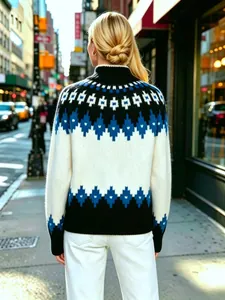 Vista posteriore di un maglione Fair Isle a collo alto con motivi geometrici blu e neri.