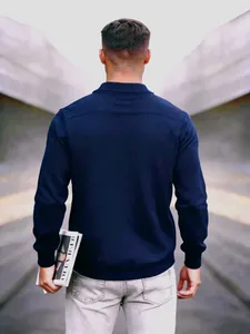 Rückansicht eines marineblauen Herren-Strickcardigans mit Schalkragen.