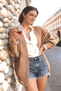 Vista dettagliata del cardigan in maglia traforata da donna con maniche a righe