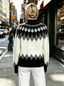Vista posteriore di un maglione bianco Fair Isle a collo alto con motivi a rombi grigi e neri.