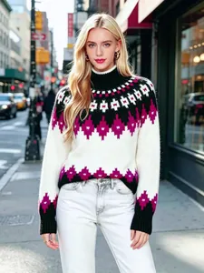 Vista dettagliata del maglione jacquard Fair Isle a collo alto con motivi a rombi.