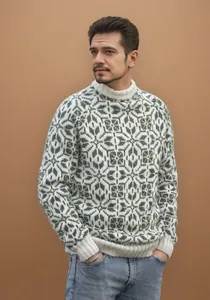 Vue détaillée du motif jacquard vert et blanc sur ce pull en tricot pour homme