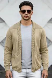 Nahaufnahme eines lässigen Herrenstrickcardigans mit Schalkragen in Beige mit Struktur